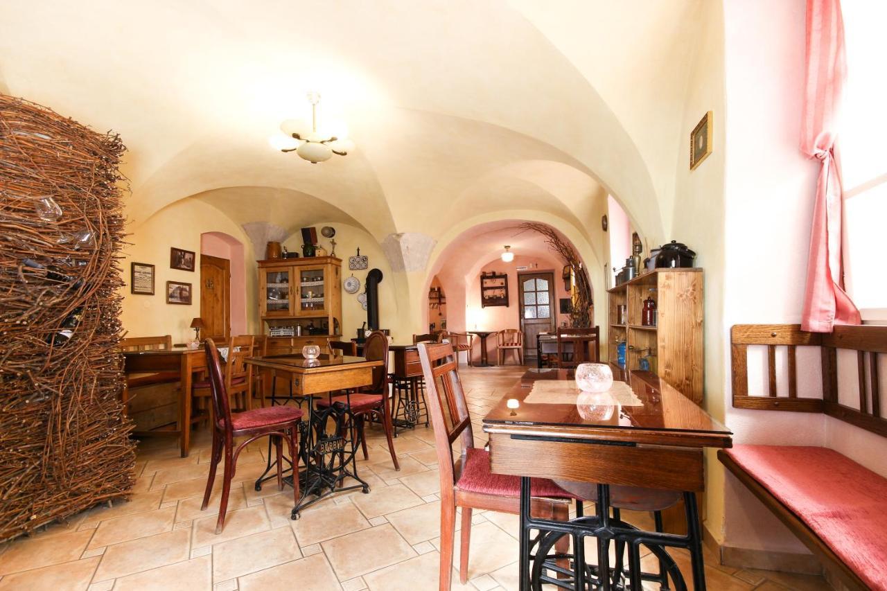 (Ne)vinná kavárna Mikulov Kültér fotó