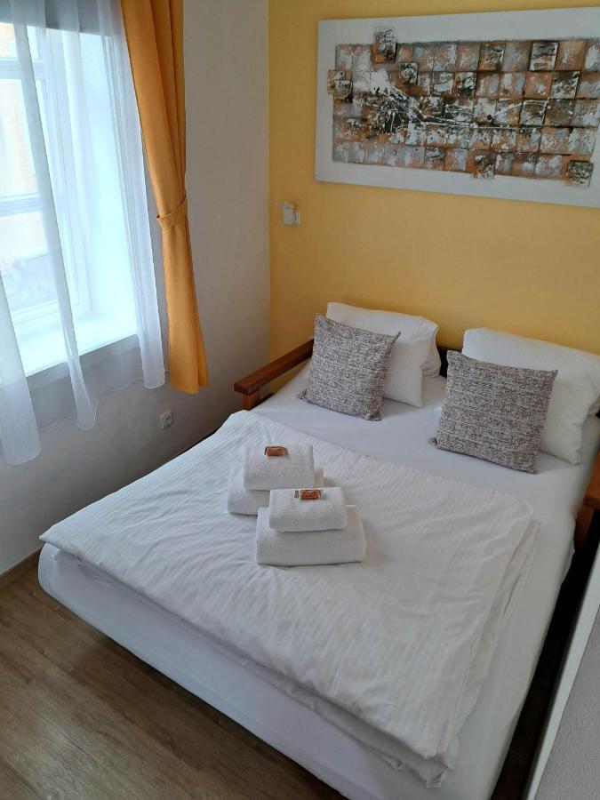 (Ne)vinná kavárna Mikulov Kültér fotó