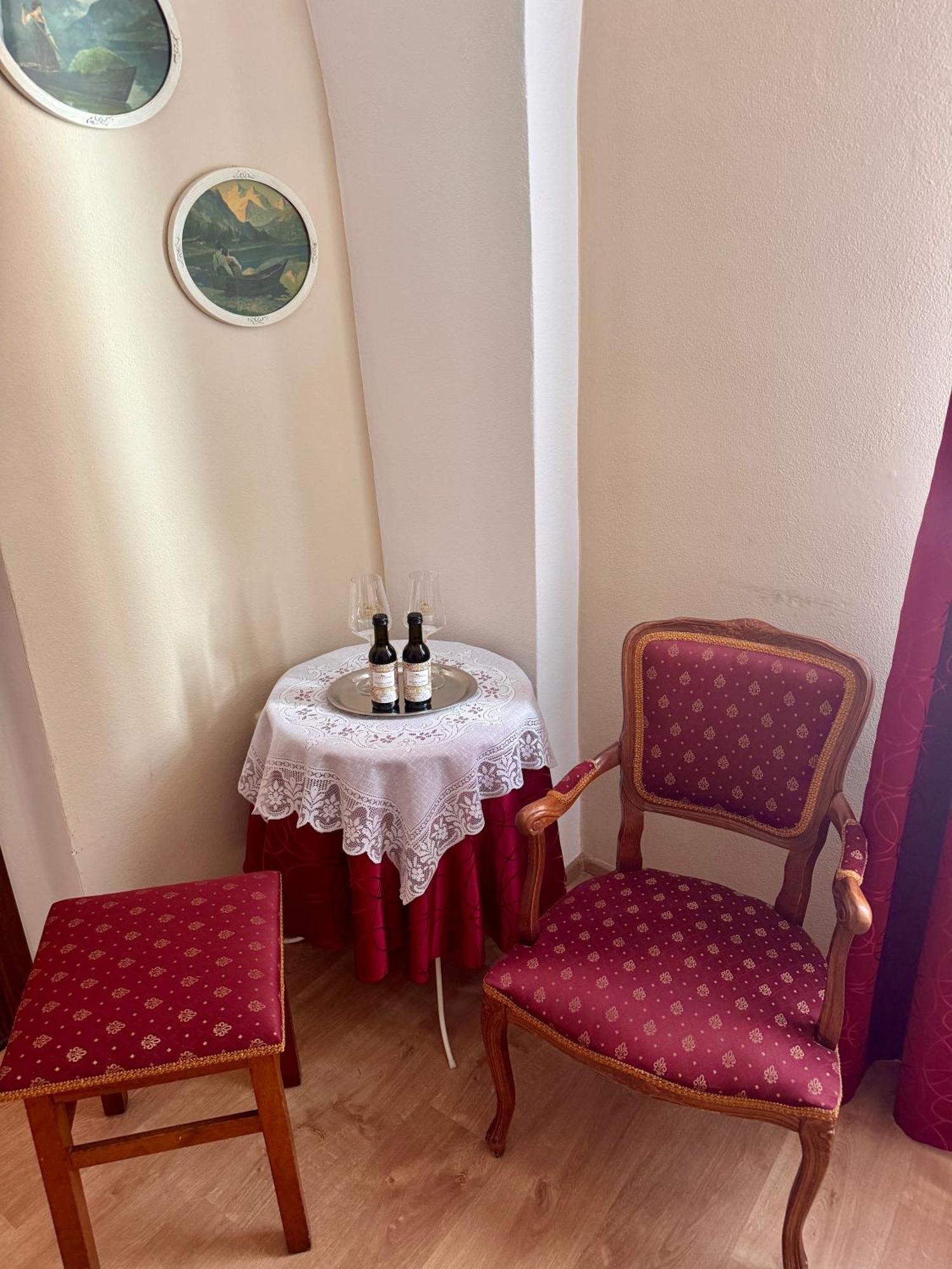 (Ne)vinná kavárna Mikulov Kültér fotó