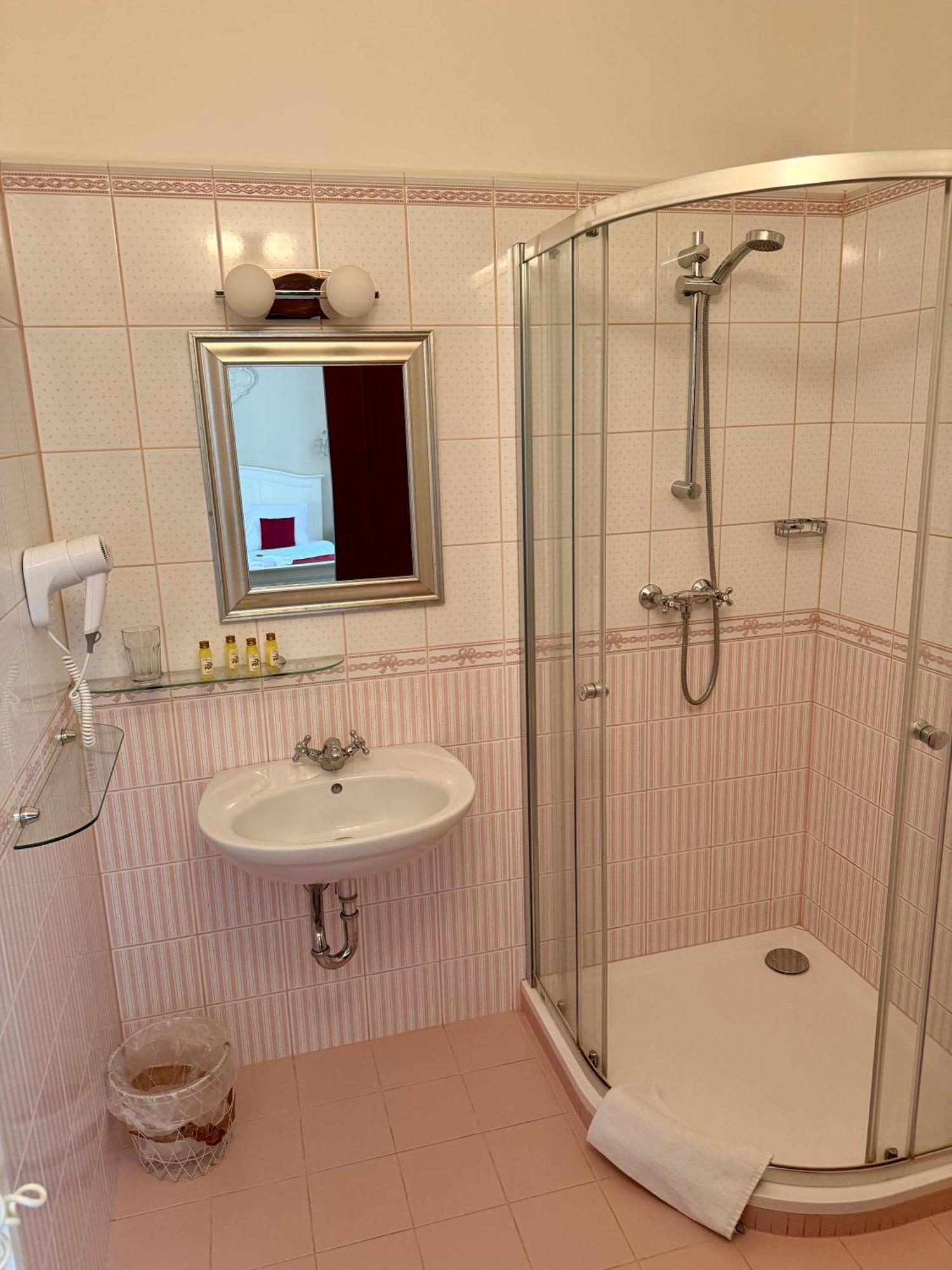 (Ne)vinná kavárna Mikulov Kültér fotó
