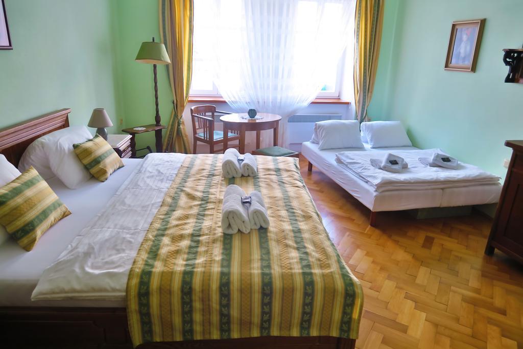(Ne)vinná kavárna Mikulov Kültér fotó