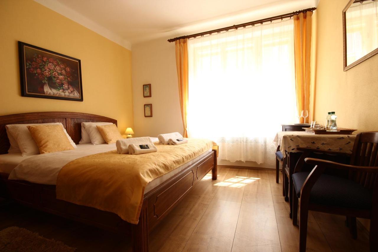 (Ne)vinná kavárna Mikulov Kültér fotó