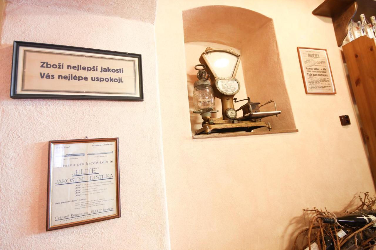 (Ne)vinná kavárna Mikulov Kültér fotó